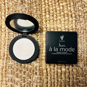 YOUNIQUE TOUCH ‘a la mode powder luminizer:  Irredecent